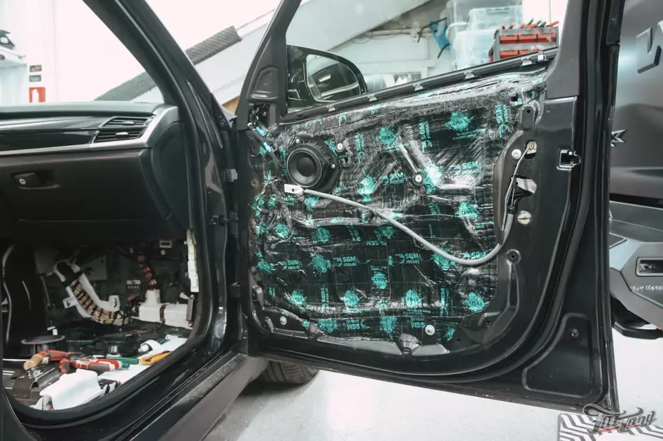 Установили на BMW X5 систему активного выхлопа Terminator! Выполнили комплексную шумоизоляцию салона и построили новую акустическую систему, провели техническое обслуживание